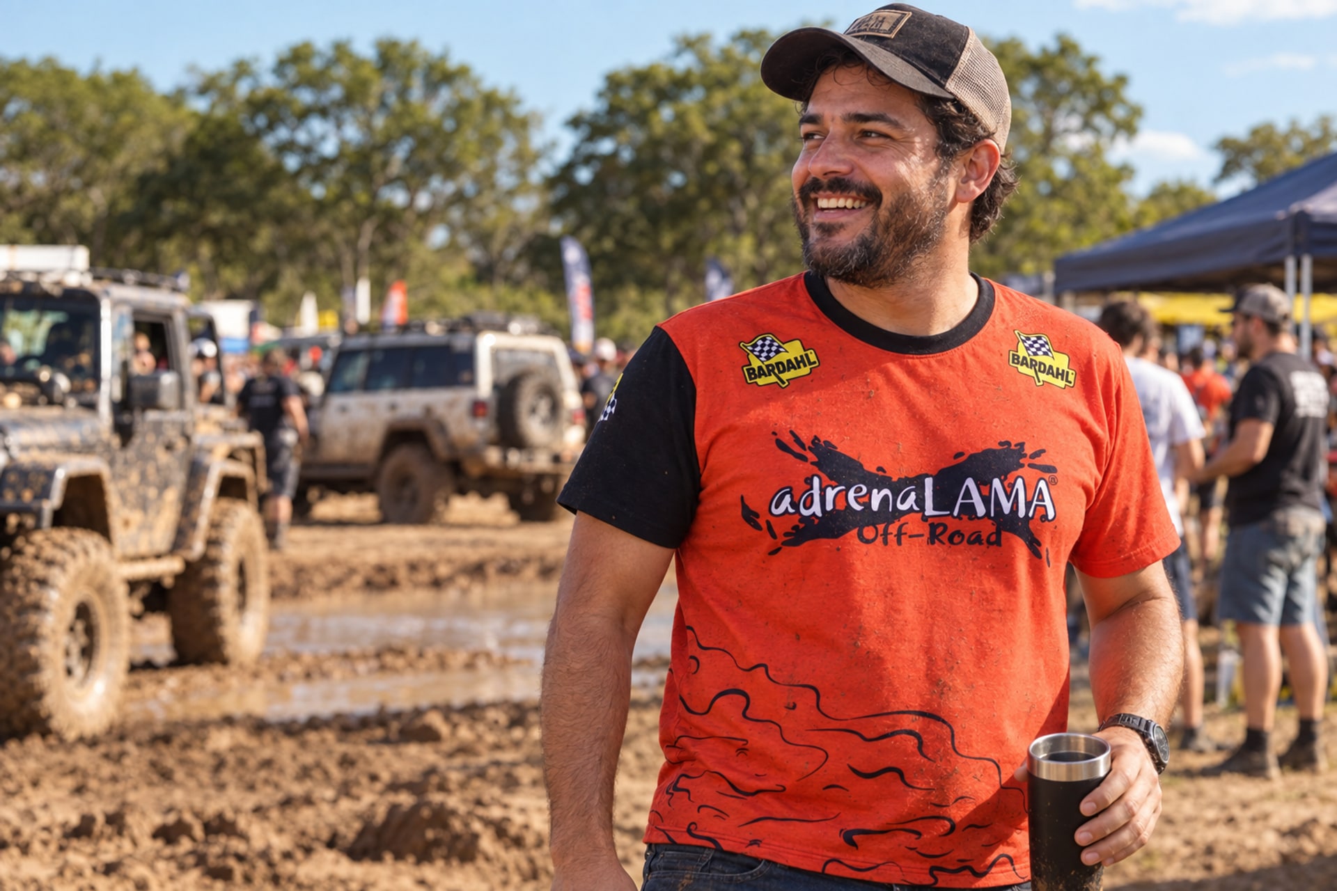 Participante em evento off-road vestindo camiseta vermelha AdrenaLAMA Off-Road